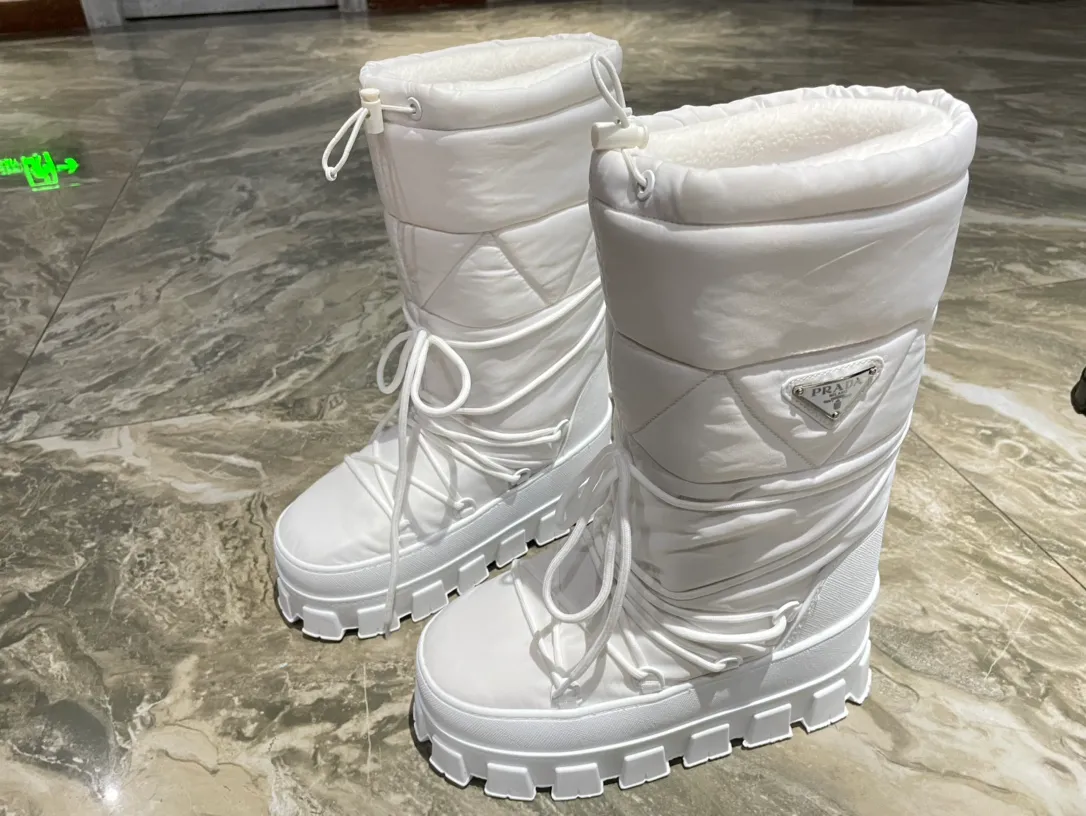 👟👟Ex-factory price 740👟👟 The highest version on the market, Prada's king style, snow boots, ski boots, fat and cute, so cute →_→ From the Prada limited series, unique. Shiny nylon Oblique upper with criss-cross straps for an ideal fit. The boots are made of technical fabric and have a short-cut version. They can be worn in the city or in the mountains. They make the calves slimmer, taller, warmer and have a concave shape. The boots and soles use the original waterproof effect. The size is 35-40. 41Customized